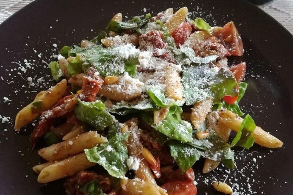 Italienischer Nudelsalat mit Rucola und getrockneten Tomaten