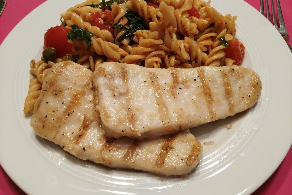 Italienischer Nudelsalat mit Rucola und getrockneten Tomaten