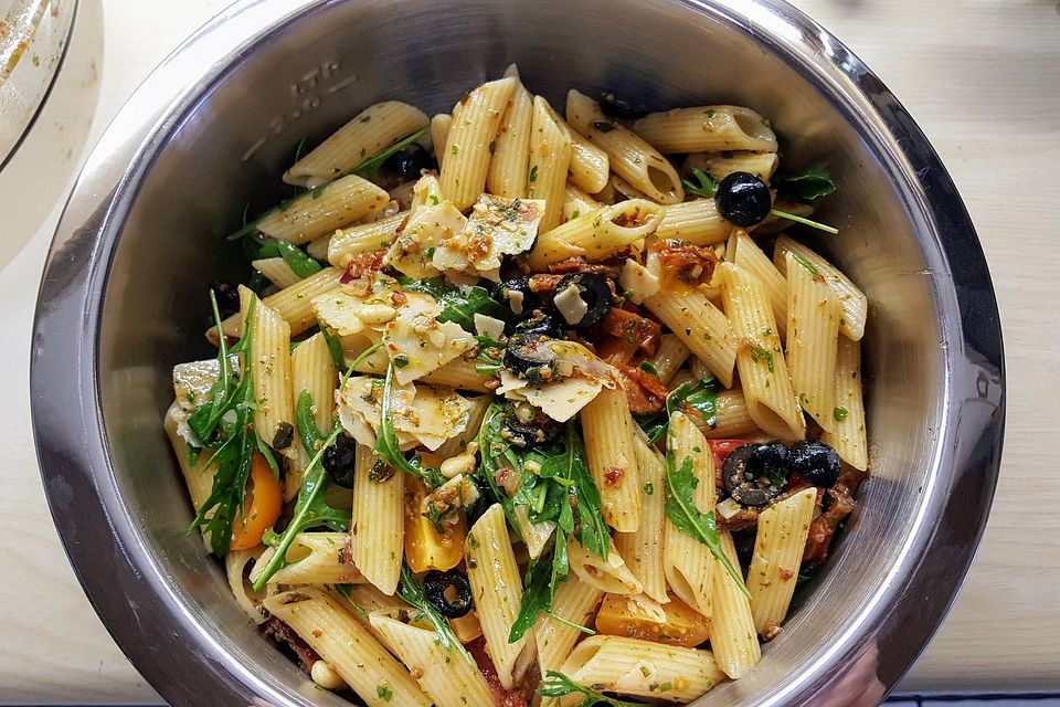 Italienischer Nudelsalat mit Rucola und getrockneten Tomaten