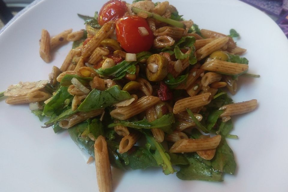 Italienischer Nudelsalat mit Rucola und getrockneten Tomaten