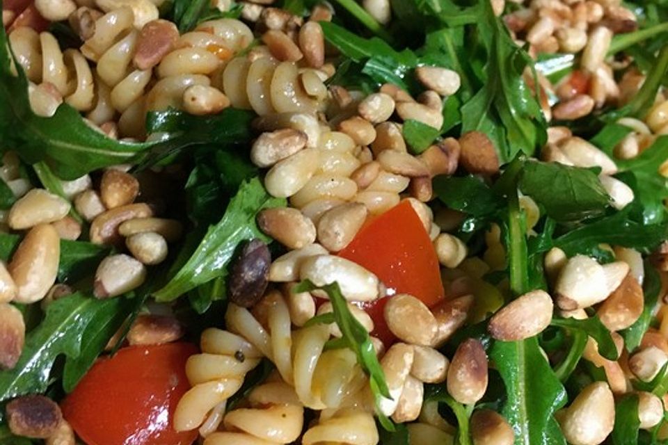 Italienischer Nudelsalat mit Rucola und getrockneten Tomaten