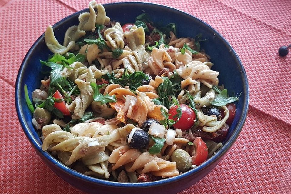 Italienischer Nudelsalat mit Rucola und getrockneten Tomaten