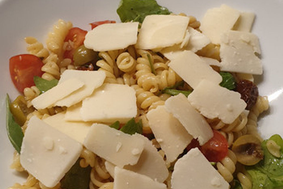 Italienischer Nudelsalat mit Rucola und getrockneten Tomaten