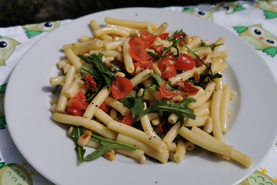 Italienischer Nudelsalat mit Rucola und getrockneten Tomaten