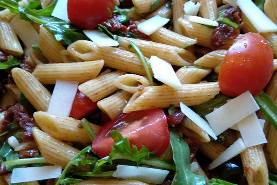 Italienischer Nudelsalat mit Rucola und getrockneten Tomaten