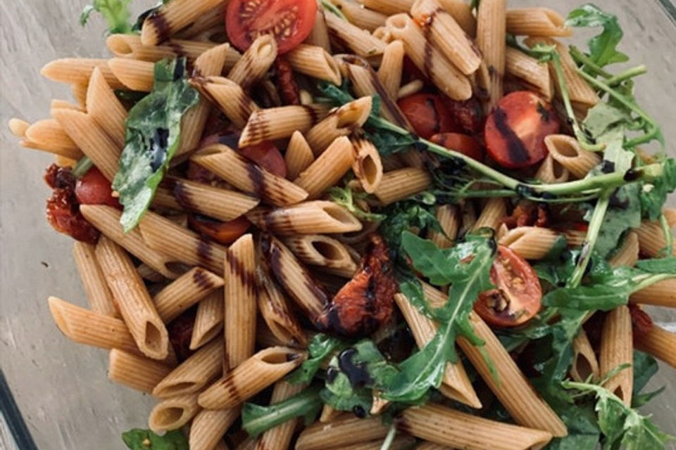 Italienischer Nudelsalat mit Rucola und getrockneten Tomaten