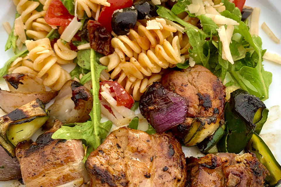 Italienischer Nudelsalat mit Rucola und getrockneten Tomaten