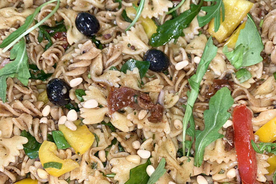 Italienischer Nudelsalat mit Rucola und getrockneten Tomaten