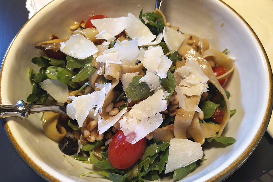 Italienischer Nudelsalat mit Rucola und getrockneten Tomaten