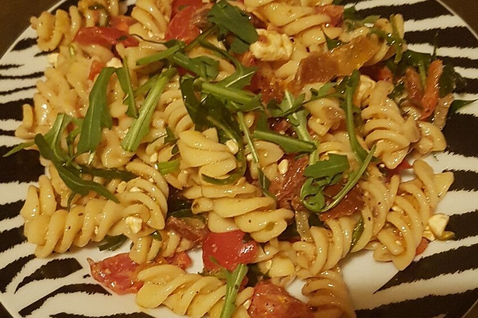 Italienischer Nudelsalat mit Rucola und getrockneten Tomaten