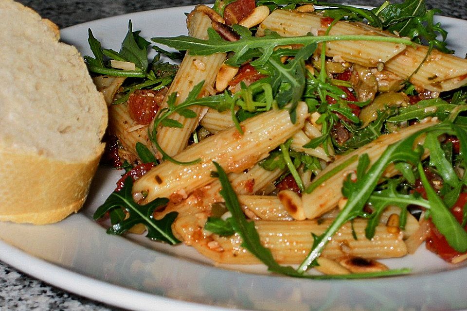 Italienischer Nudelsalat mit Rucola und getrockneten Tomaten