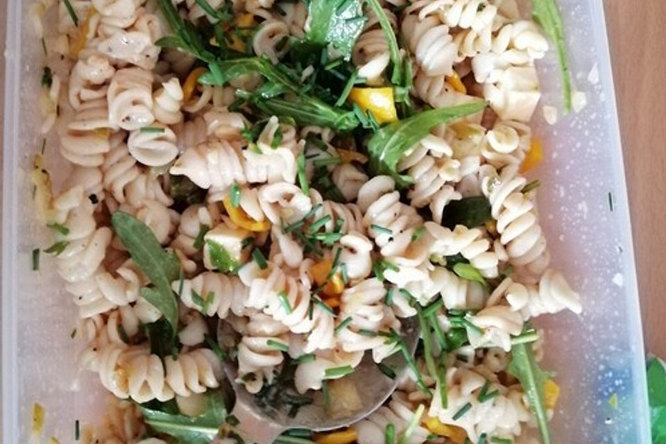 Italienischer Nudelsalat mit Rucola und getrockneten Tomaten