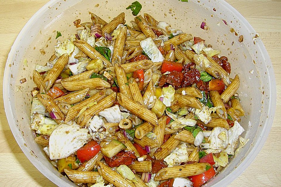 Italienischer Nudelsalat mit Rucola und getrockneten Tomaten