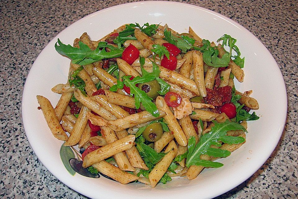 Italienischer Nudelsalat mit Rucola und getrockneten Tomaten