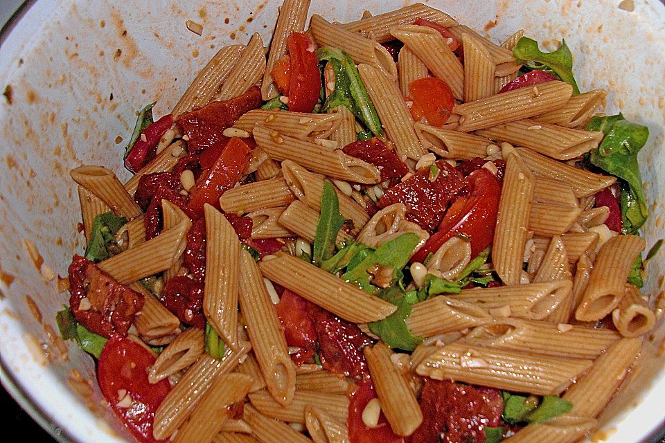 Italienischer Nudelsalat mit Rucola und getrockneten Tomaten