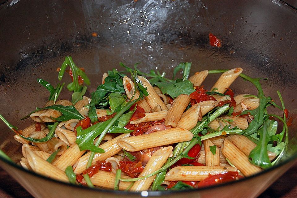 Italienischer Nudelsalat mit Rucola und getrockneten Tomaten