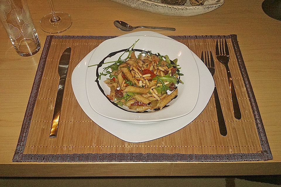 Italienischer Nudelsalat mit Rucola und getrockneten Tomaten