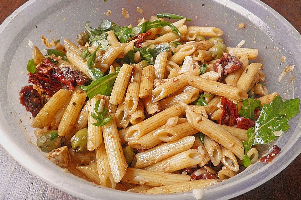 Italienischer Nudelsalat mit Rucola und getrockneten Tomaten