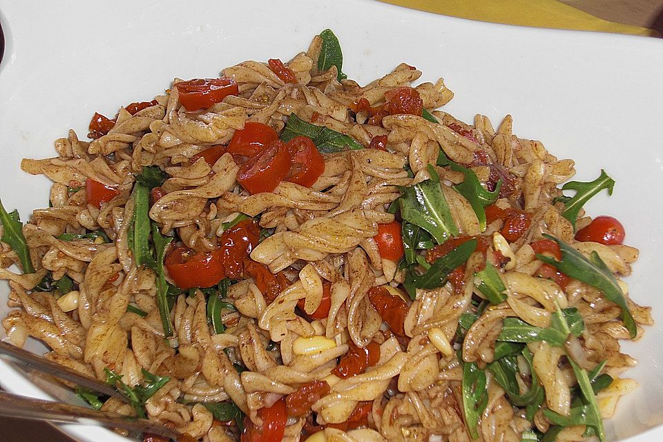 Italienischer Nudelsalat mit Rucola und getrockneten Tomaten