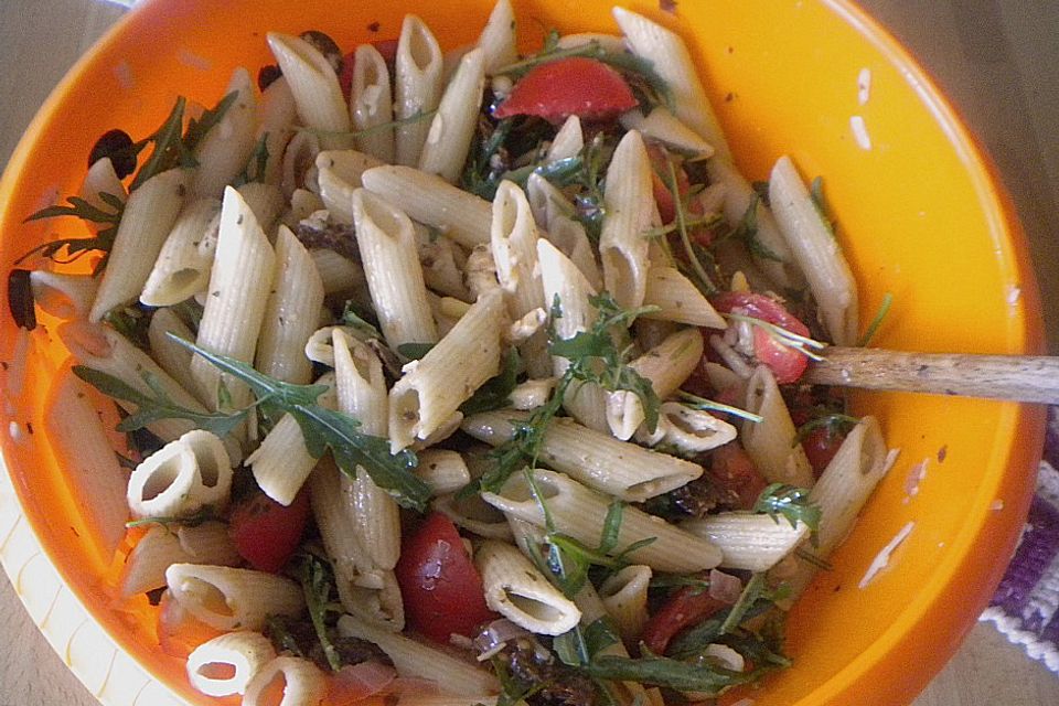 Italienischer Nudelsalat mit Rucola und getrockneten Tomaten