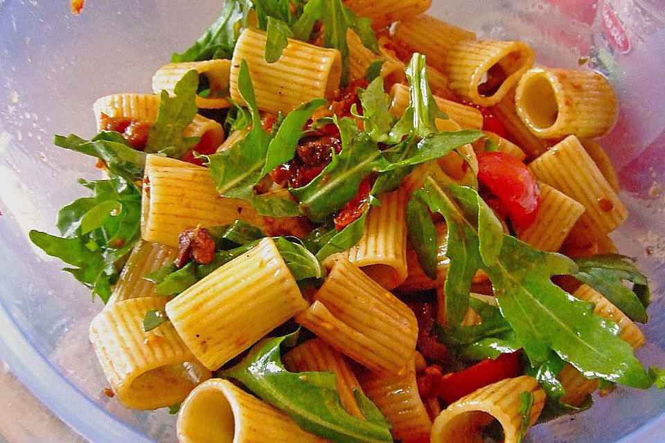 Italienischer Nudelsalat mit Rucola und getrockneten Tomaten