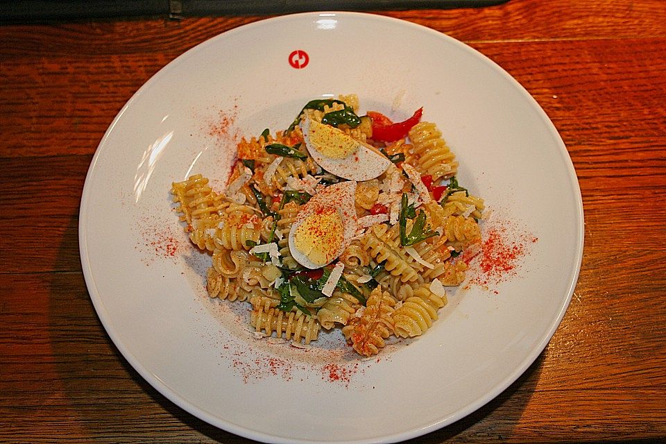 Italienischer Nudelsalat mit Rucola und getrockneten Tomaten