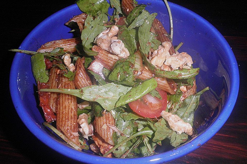 Italienischer Nudelsalat mit Rucola und getrockneten Tomaten