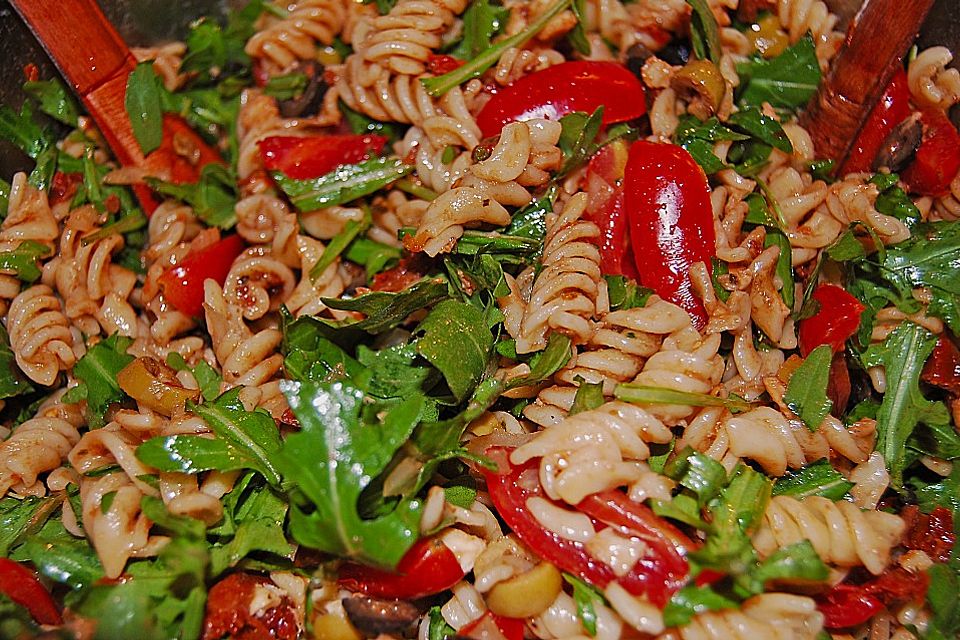 Italienischer Nudelsalat mit Rucola und getrockneten Tomaten