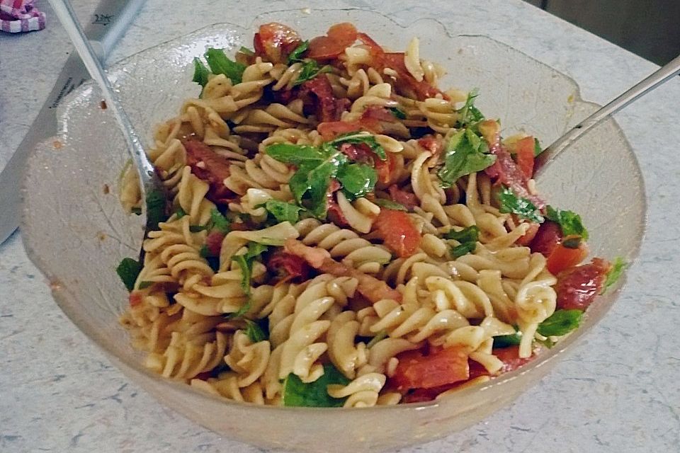 Italienischer Nudelsalat mit Rucola und getrockneten Tomaten