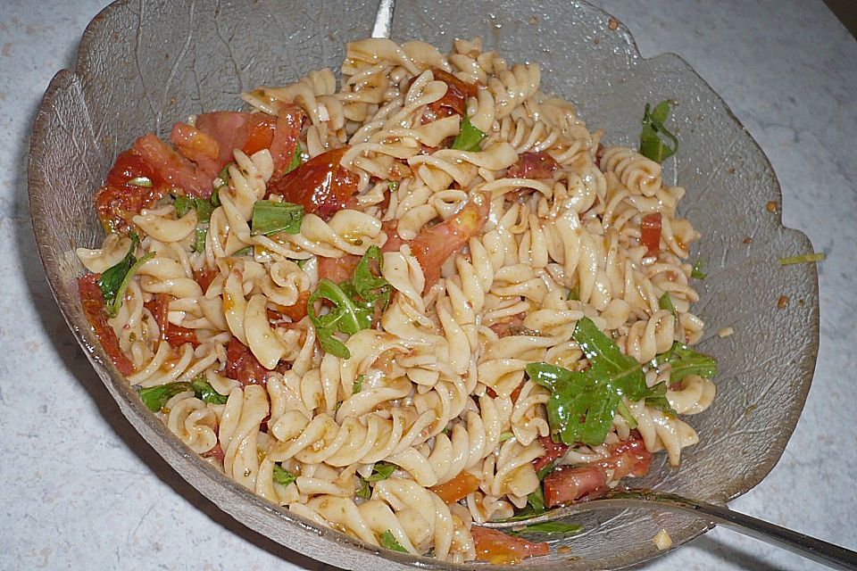 Italienischer Nudelsalat mit Rucola und getrockneten Tomaten