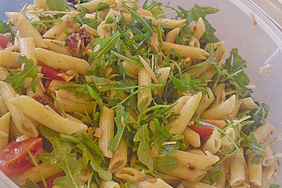 Italienischer Nudelsalat mit Rucola und getrockneten Tomaten