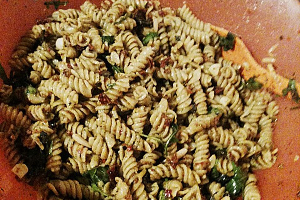 Italienischer Nudelsalat mit Rucola und getrockneten Tomaten