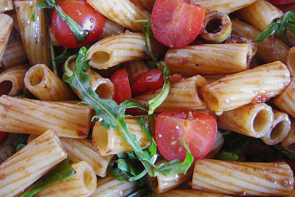 Italienischer Nudelsalat mit Rucola und getrockneten Tomaten