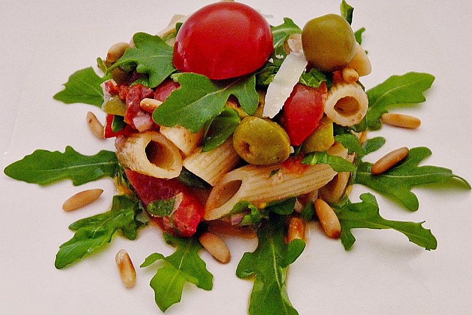 Italienischer Nudelsalat mit Rucola und getrockneten Tomaten