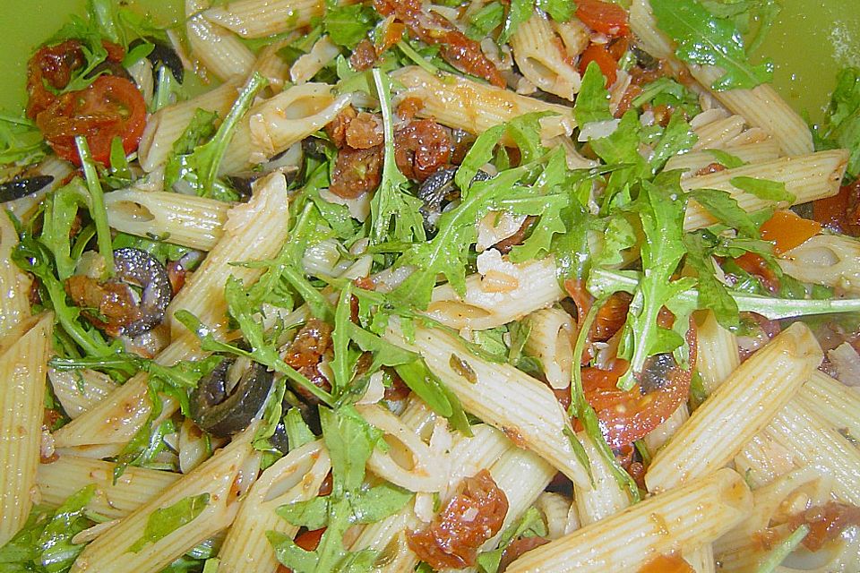 Italienischer Nudelsalat mit Rucola und getrockneten Tomaten