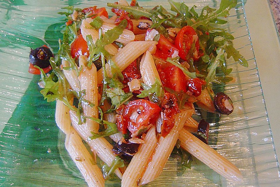 Italienischer Nudelsalat mit Rucola und getrockneten Tomaten