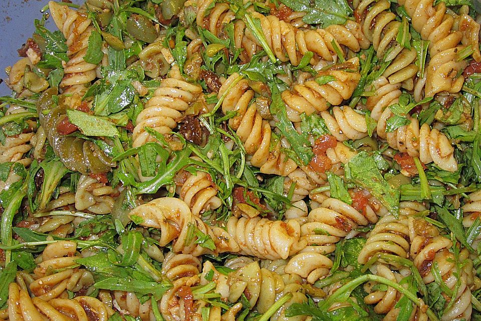 Italienischer Nudelsalat mit Rucola und getrockneten Tomaten