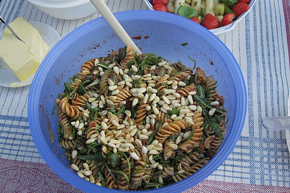 Italienischer Nudelsalat mit Rucola und getrockneten Tomaten