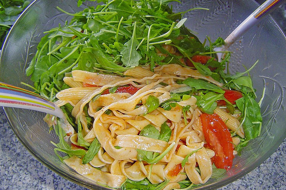 Italienischer Nudelsalat mit Rucola und getrockneten Tomaten