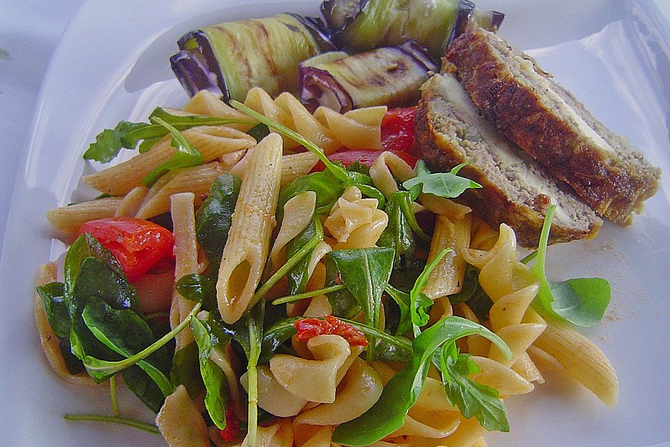 Italienischer Nudelsalat mit Rucola und getrockneten Tomaten