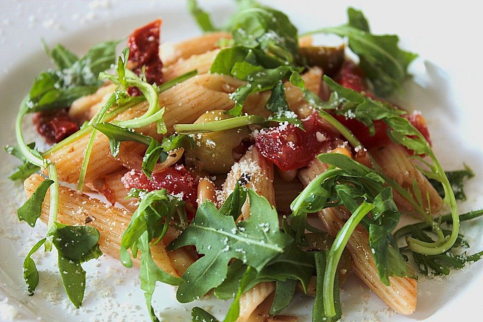 Italienischer Nudelsalat mit Rucola und getrockneten Tomaten