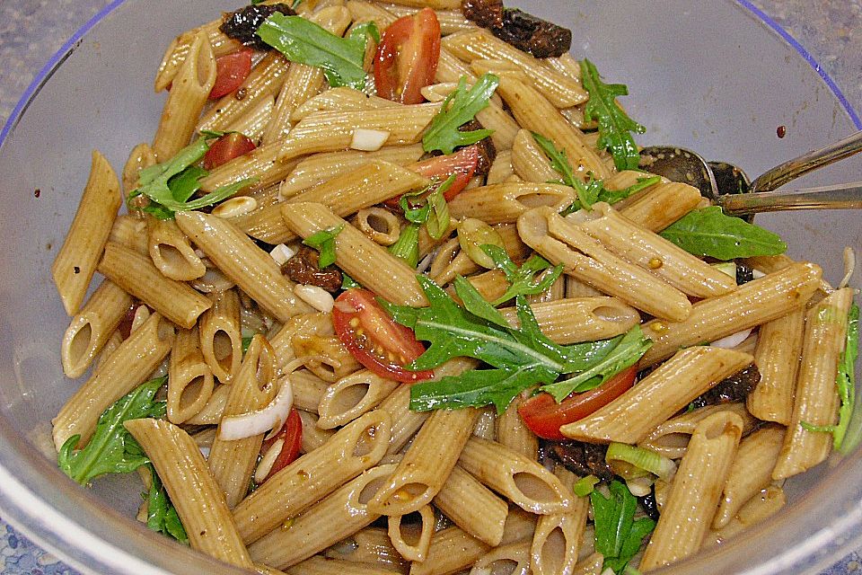 Italienischer Nudelsalat mit Rucola und getrockneten Tomaten