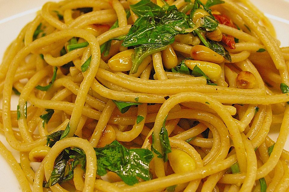 Italienischer Nudelsalat mit Rucola und getrockneten Tomaten