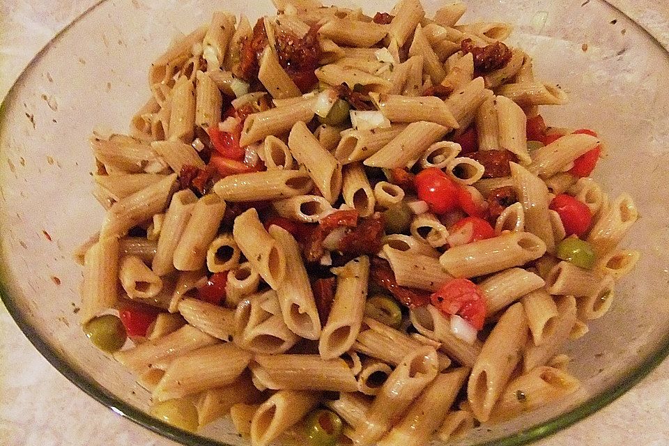 Italienischer Nudelsalat mit Rucola und getrockneten Tomaten