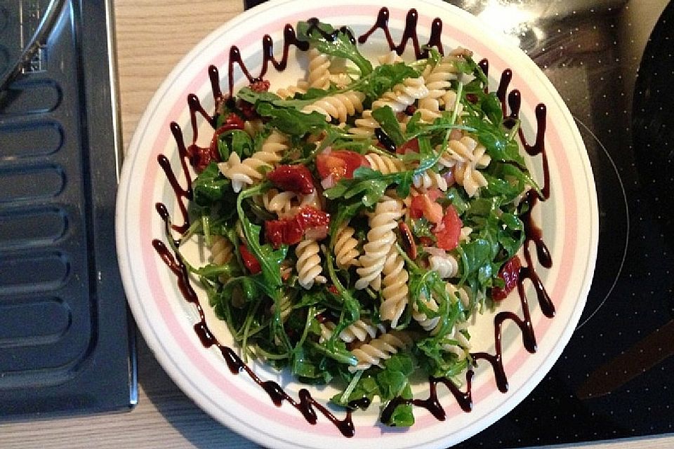 Italienischer Nudelsalat mit Rucola und getrockneten Tomaten