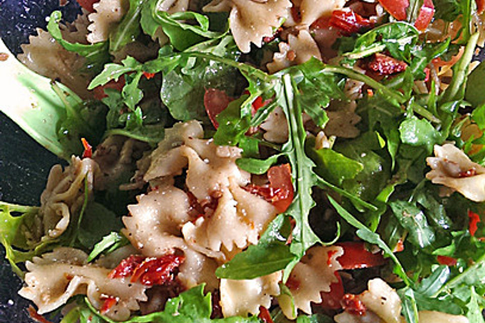 Italienischer Nudelsalat mit Rucola und getrockneten Tomaten