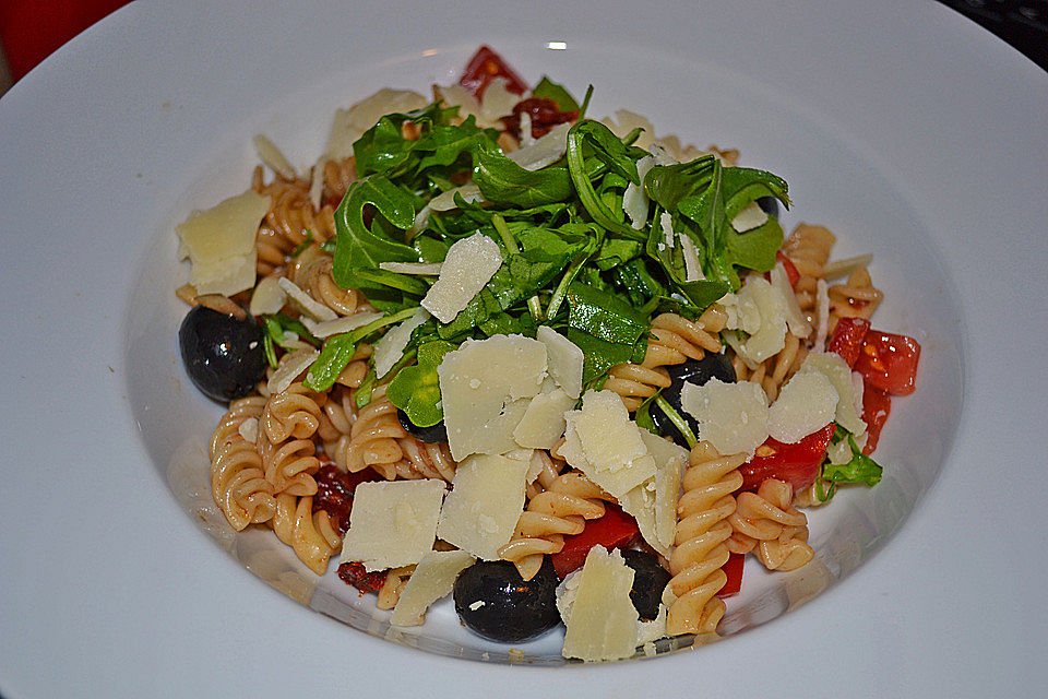 Italienischer Nudelsalat mit Rucola und getrockneten Tomaten