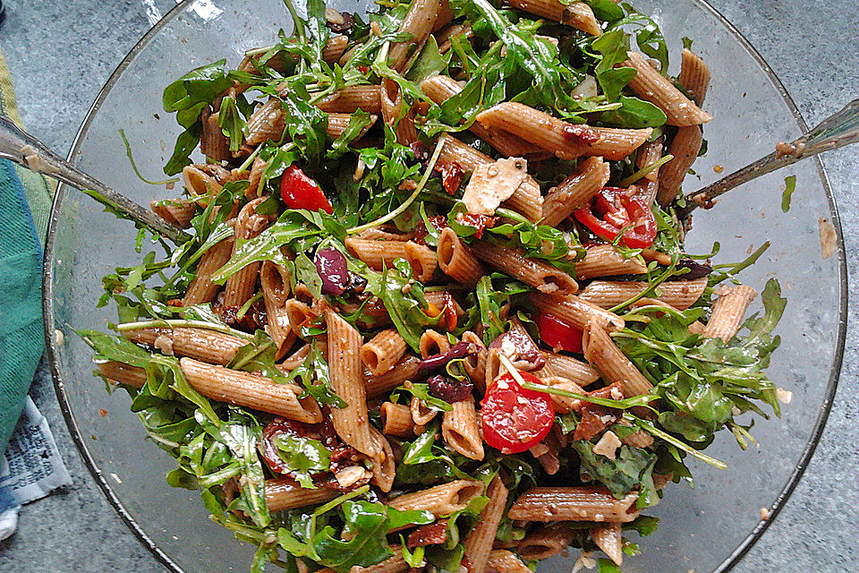 Italienischer Nudelsalat mit Rucola und getrockneten Tomaten