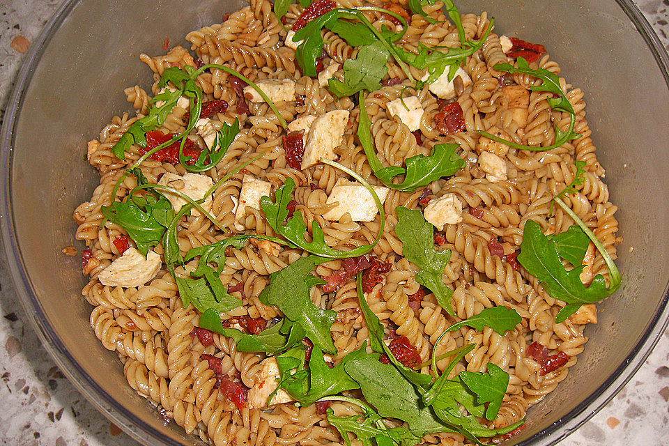 Italienischer Nudelsalat mit Rucola und getrockneten Tomaten