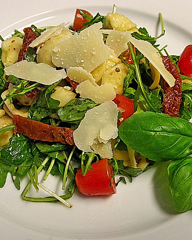 Italienischer Nudelsalat mit Rucola und getrockneten Tomaten